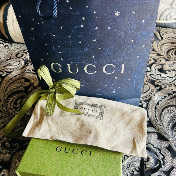 Gucci Black Leather Belt with Embossed GG Comes with Box, Bow & Dust Bag - Picture 4 of 7